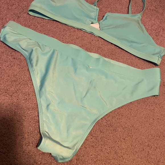 Bikini - Picture 3 of 7